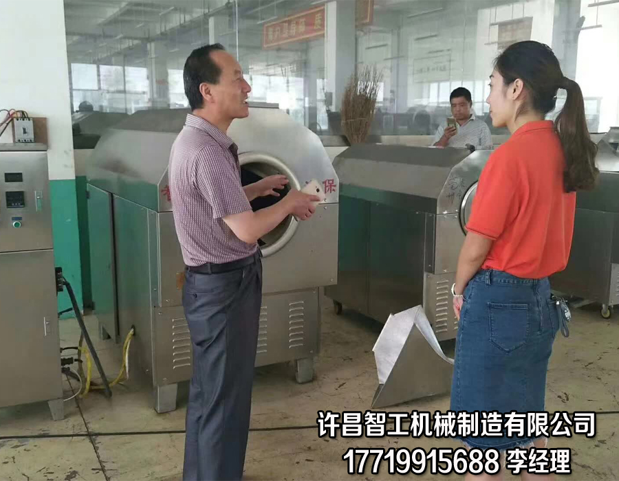 欢迎青海的郭总来厂考察电磁流水线炒瓜子设备