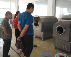 黑龙江客户来厂考察电磁茶叶杀青机 烘干机