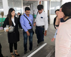欢迎远道而来的印度客户来厂考察电磁炒货设备