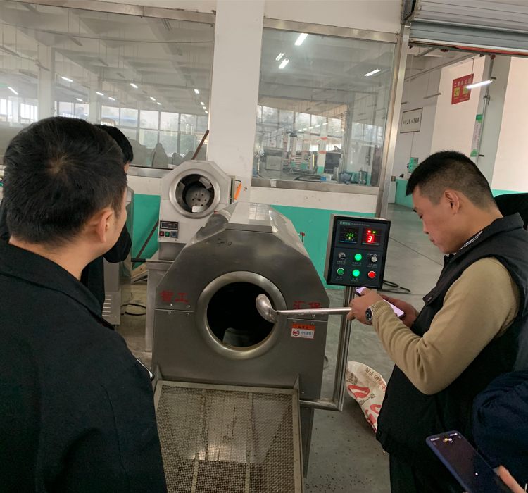 11月21日，湖北宜昌客户一行三人自带原料（玉米豆）来厂试机并现场订购电磁炒货机一台！
