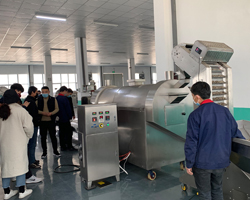 3月15日，天津客户自驾车来厂试机两米电磁流水线炒货设备炒制瓜子！