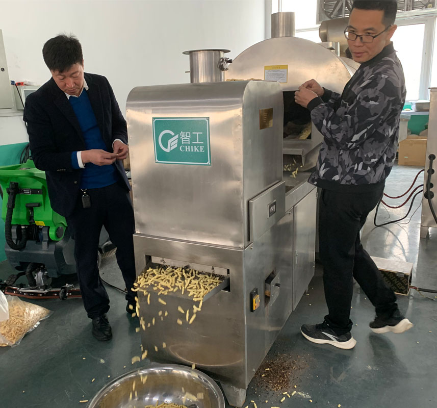 11月7日 河南郑州客户来厂试机两米流水线炒货设备膨化虾条