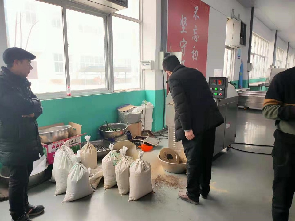 12月29日，河南客户来厂试机电磁炒货机炒制化工原料