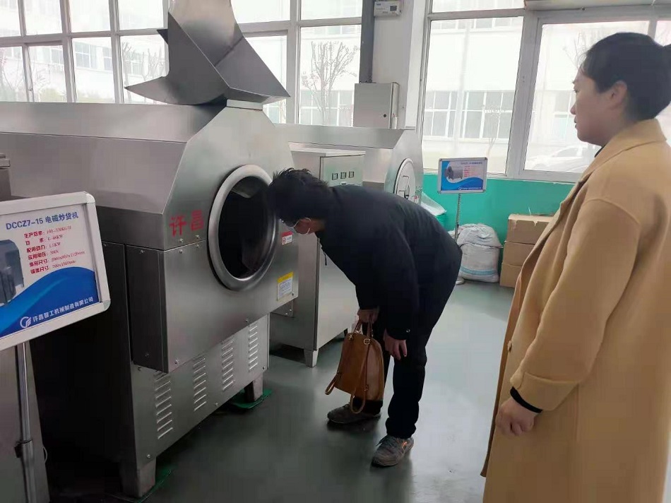 江苏客户趁周末来厂考察试机许昌智工电磁炒货设备