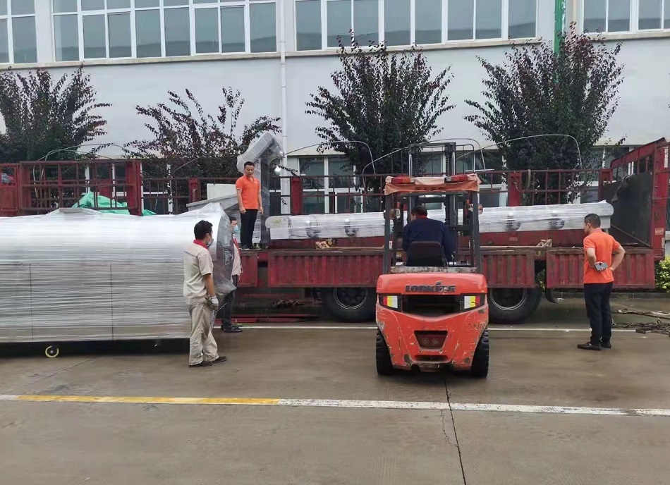 许昌智工8米电磁流水线炒货设备专车发往山东青岛