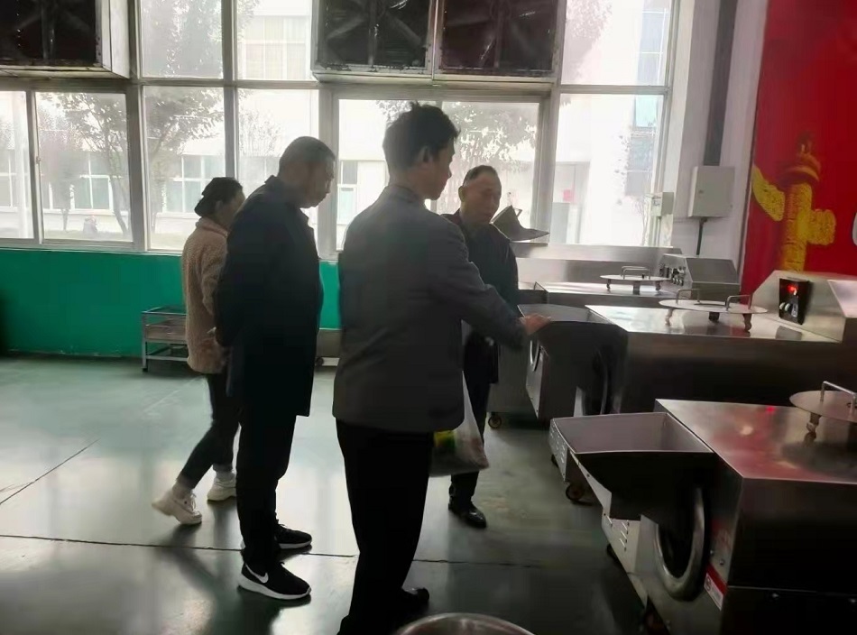 10月17日 客户来许昌智工试机小型电磁炒货机炒原味瓜子