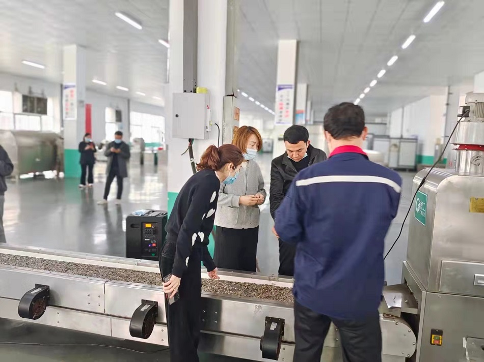 新疆喀什客户来厂试机6米电磁流水线炒货设备炒瓜子