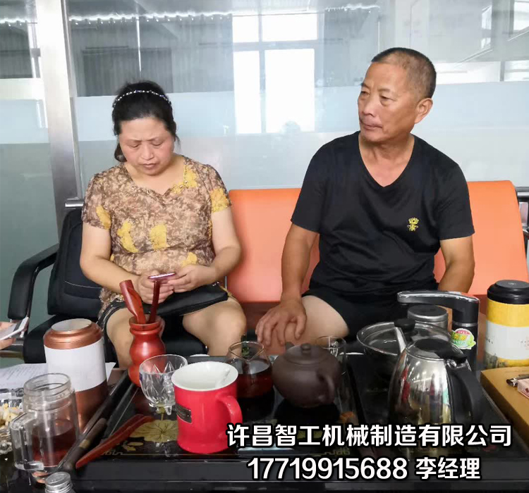 现场签合同.jpg 现场签合同.jpg