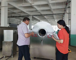 欢迎土耳其客户来厂考察大型电磁流水线炒货机
