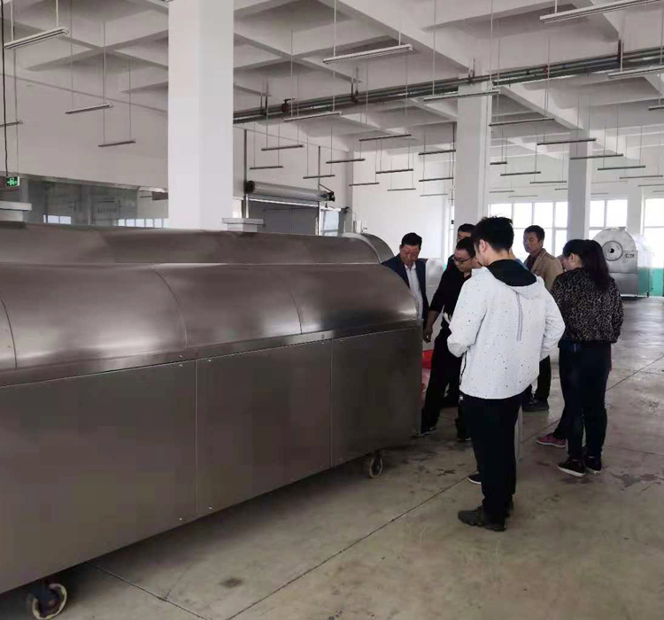湖南常德客户一大早来厂考察电磁流水线炒制油菜籽