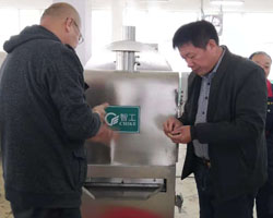 欢迎河北张家口客户来厂考察电磁炒货机试机炒制开口杏核
