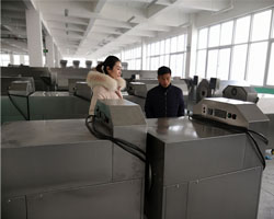 山东荷泽宋老板冒雪来厂考察并订购多功能电磁炒货机