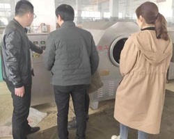 湖北宜昌谢总来许昌智工考察并现场试机多功能电磁炒货机
