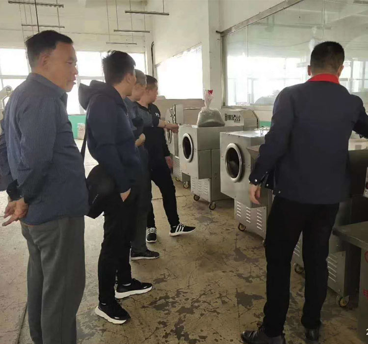 山西客户来厂实地考察并现场试机炒制黑扁豆