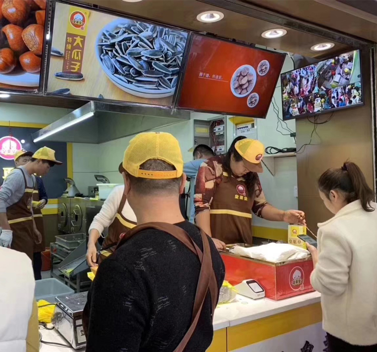 11月9日，河南省平顶山市皇栗皇新店开业，四台电磁炒货机同时炒制中，照样供不应求，现场火爆！！