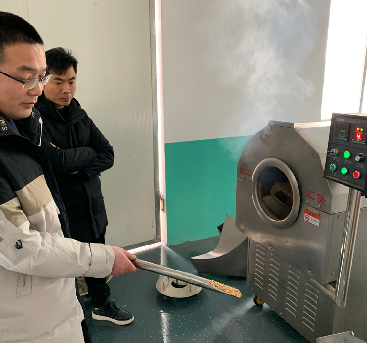 河南商丘客户来厂考察并试机DCCZ5-10型多功能炒货机炒制燕麦和黑芝麻
