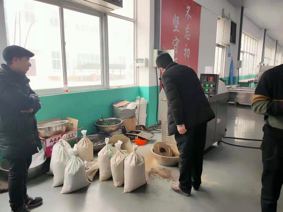 12月29日，河南客户来厂试机电磁炒货机炒制化工原料