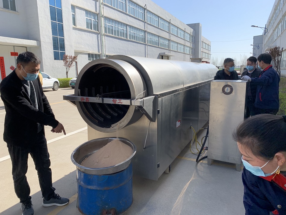 福建客户来厂实地考察并现场试机流水线炒货设备炒沙子
