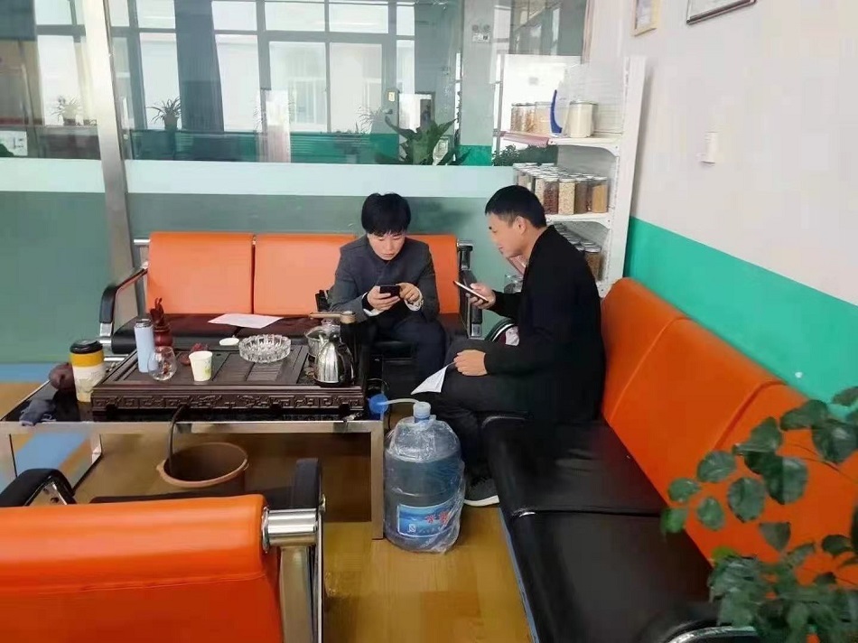 河南客户来许昌智工实地考察并订购多功能电磁炒货设备