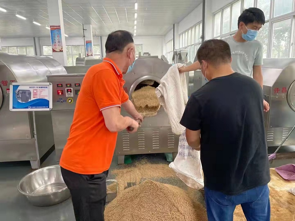 河南新乡客户试机电磁炒货机炒制磨酱芝麻