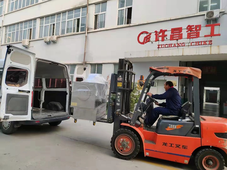 许昌智工中、小型电磁炒货机装车发货