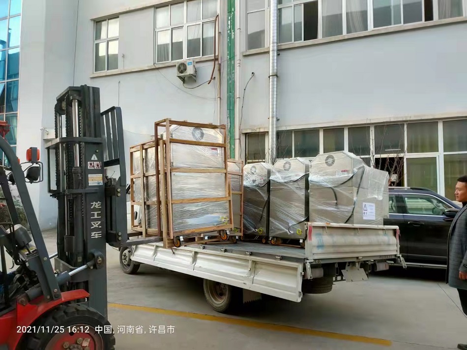 知名品牌连锁店定购许昌智工8台电磁炒货机装车发货！