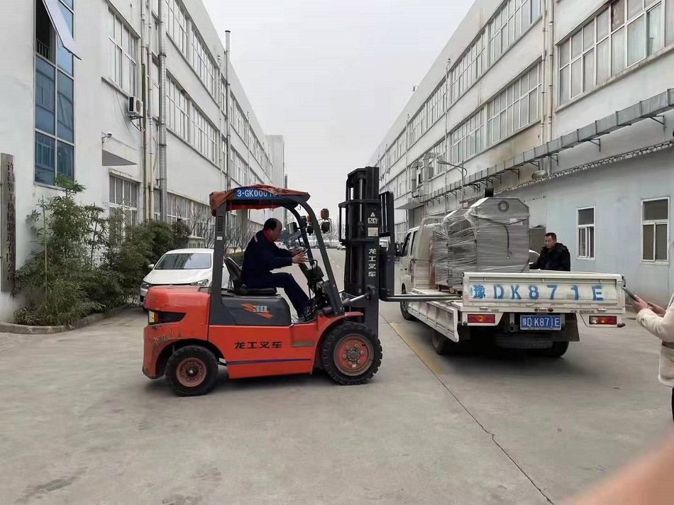 河南长葛某连锁店来厂试机订购两台小型电磁炒货机 现场装车拉走