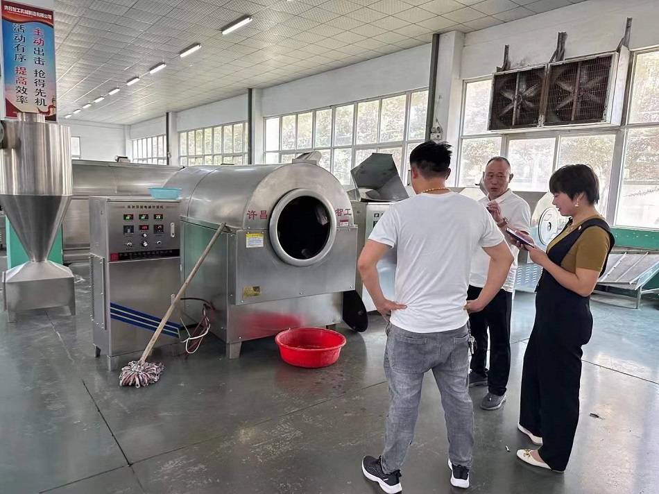 江苏邳州客户来厂考察中大型电磁炒货机炒制瓜子花生