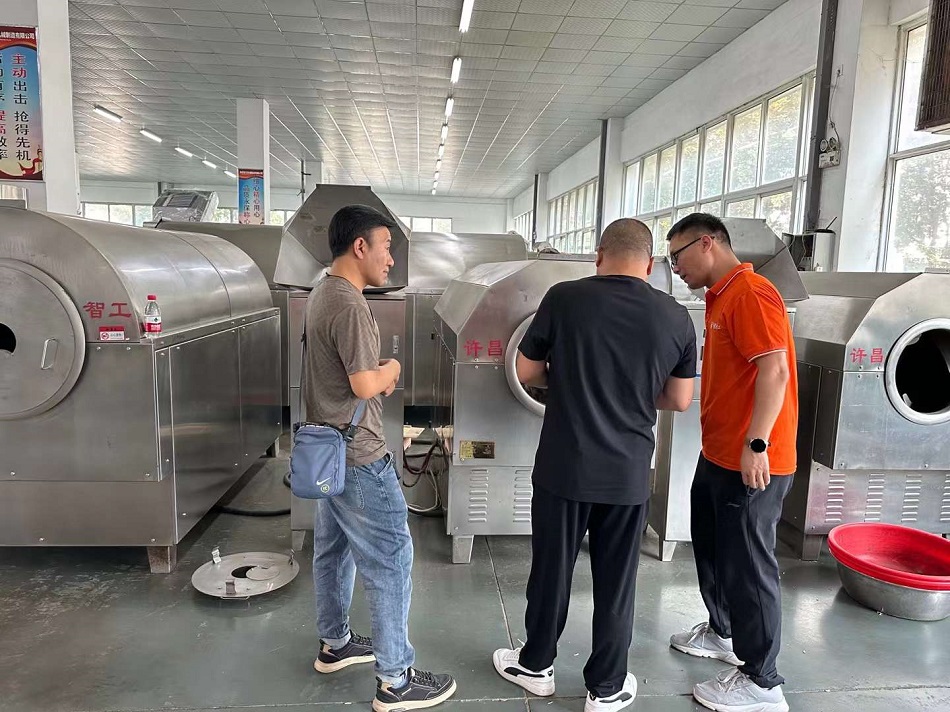 山西长治客户来厂试机中型电磁炒货机炒瓜子