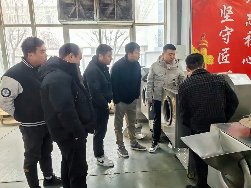 陕西客户来厂试机订购小型多功能电磁炒货机