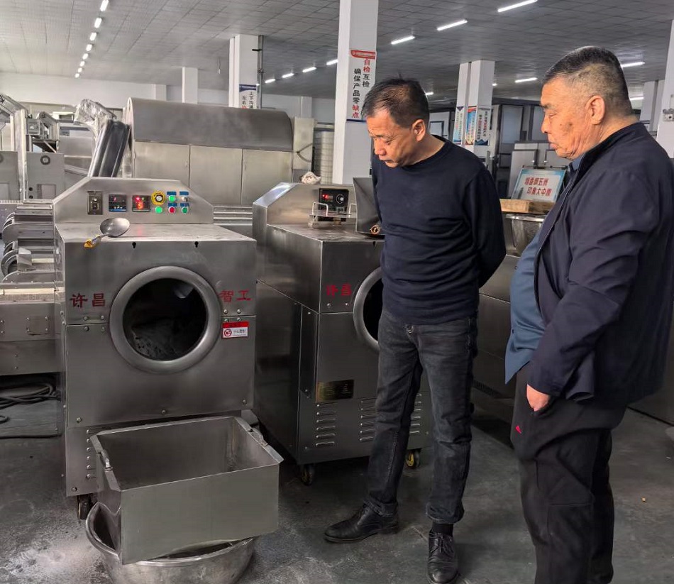 客户来厂试机许昌智工小型电磁炒货机炒制黑豆