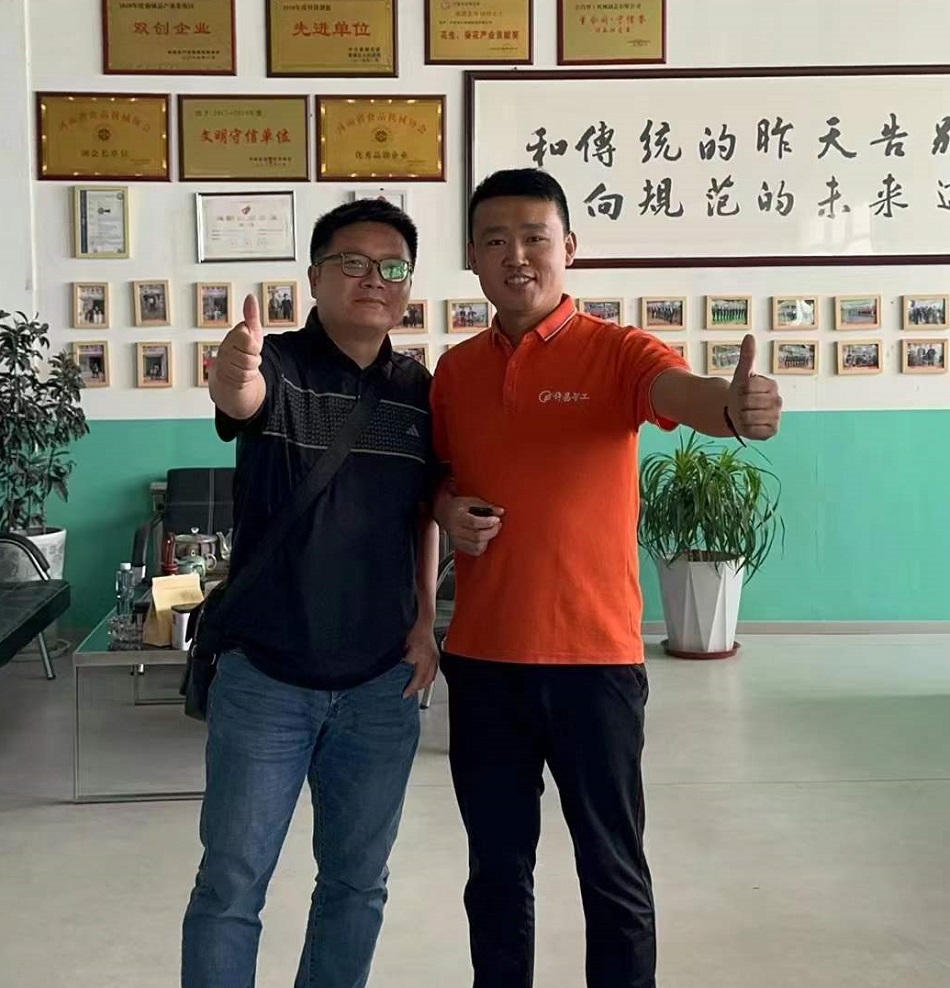 湖北客户考察许昌智工中小型电磁炒货机现场订购