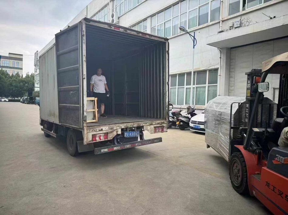 河南客户来厂提货多功能电磁炒货机一台