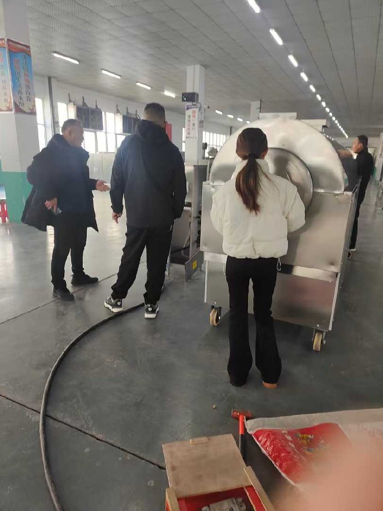 云南客户来厂考察试机电磁炒货机炒花生果
