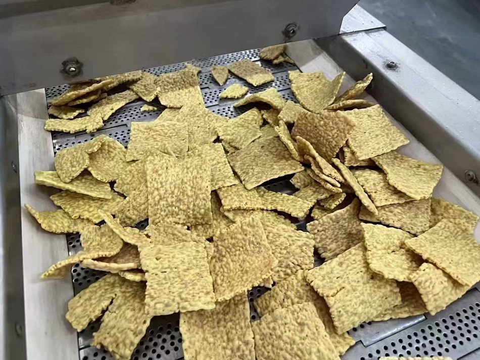 客户试机许昌智工流水线电磁炒货机膨化苦荞片