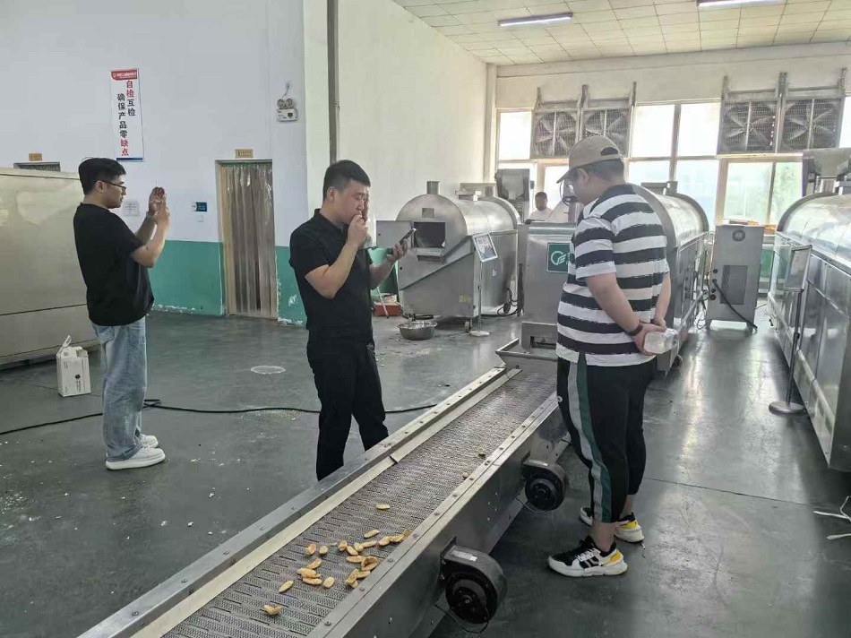 河南新乡客户来厂试机电磁流水线炒年糕片设备