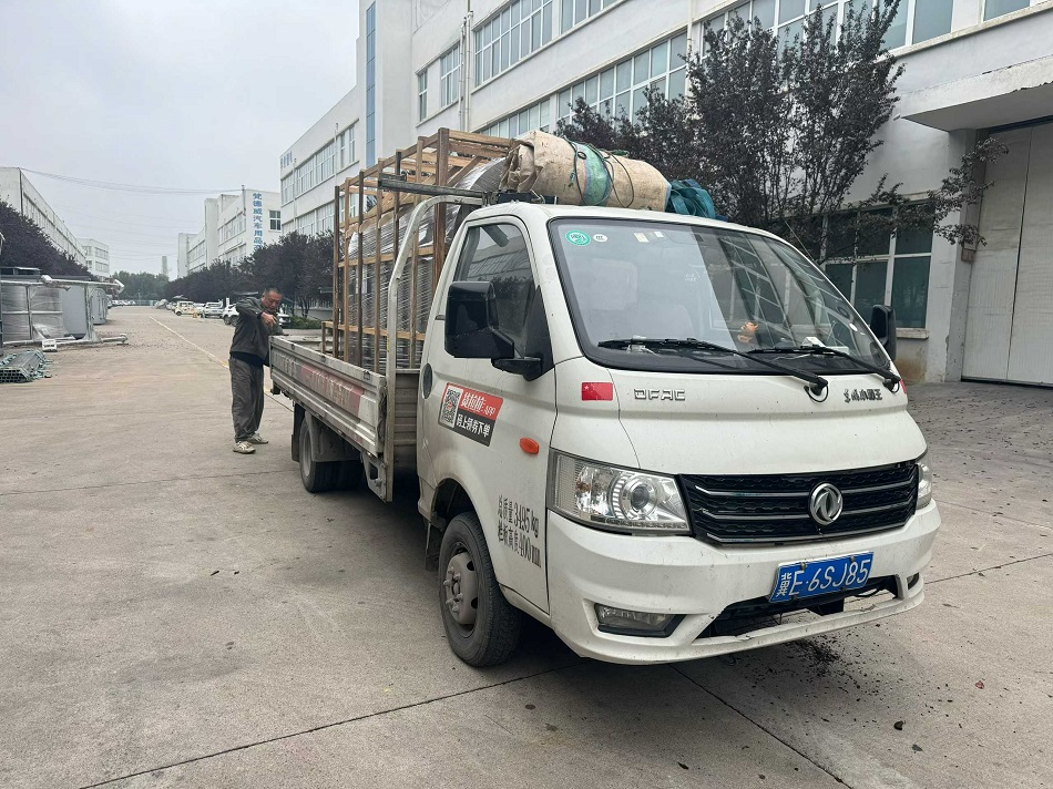 河北客户订购的大型电磁炒货机装车发货