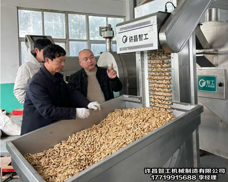 3.10日，河南驻马店客户来厂试机炒制花生果